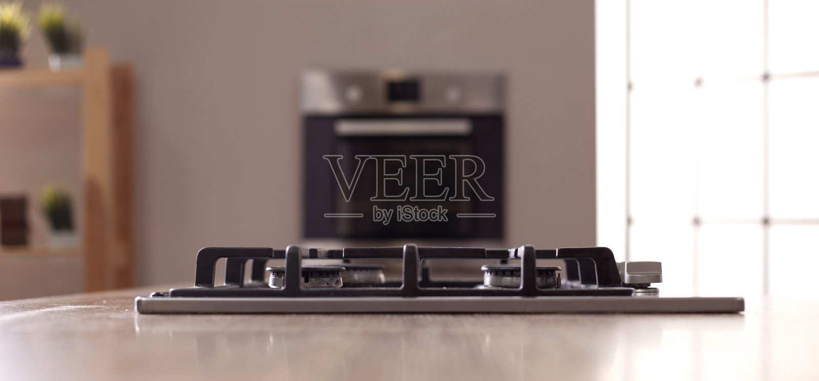 银锅上的现代银色煤气炉在厨房特写。照片摄影图片