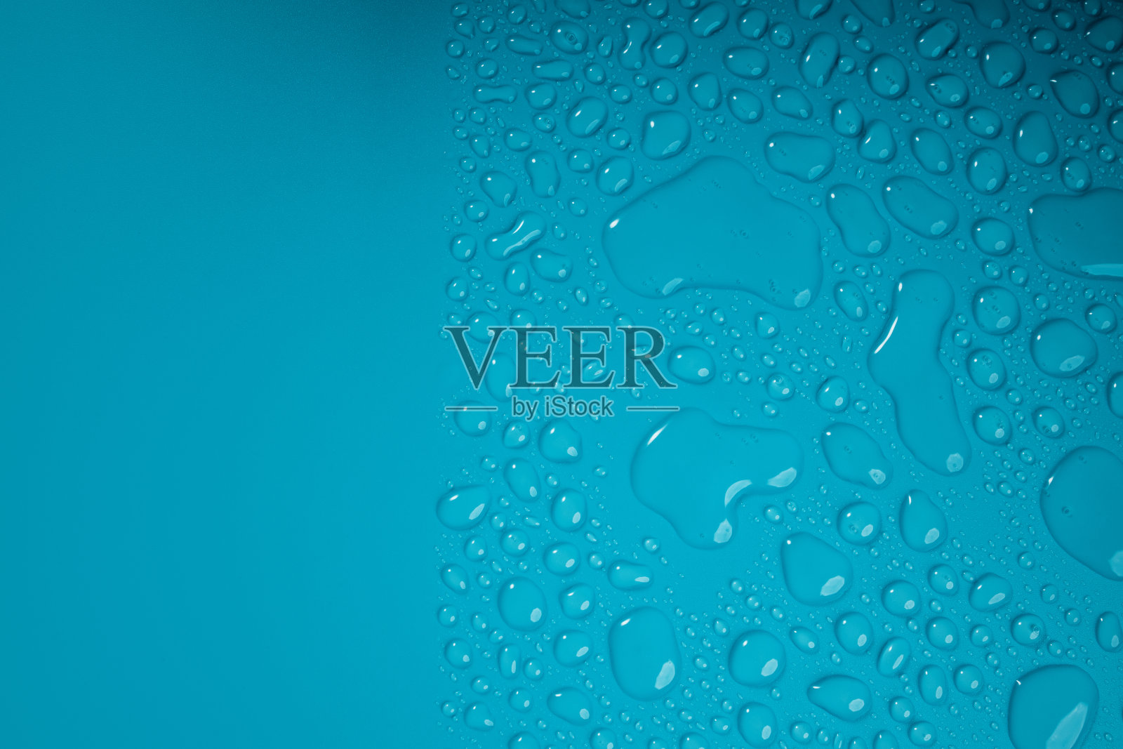蓝色背景上的水滴。世界水日概念。液滴表面纹理。环境护理。CSR，即企业社会责任或CSC，即企业社会贡献照片摄影图片