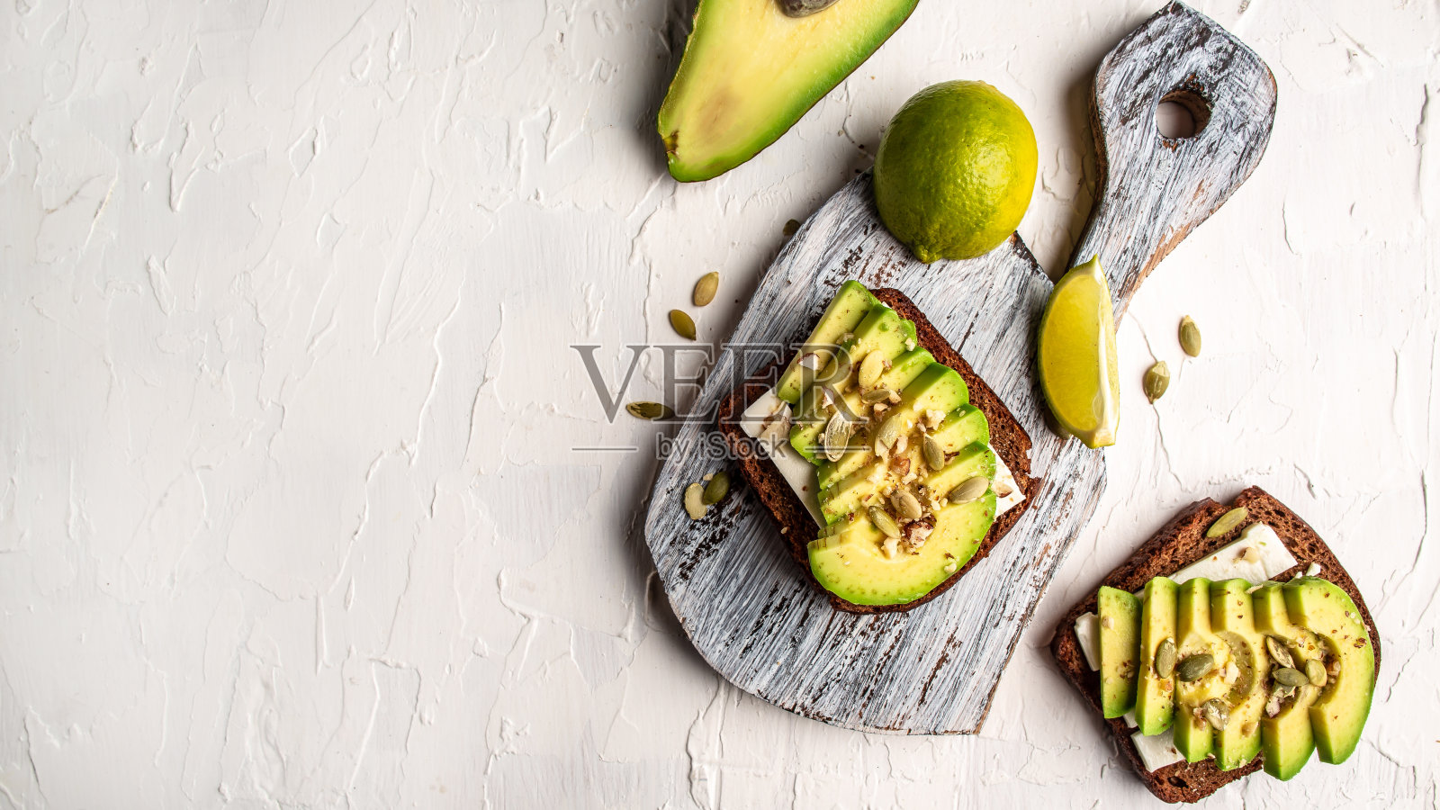 三明治有鳄梨，奶酪，南瓜，坚果和芝麻。横幅，餐饮菜单食谱的文字位置，俯视图照片摄影图片