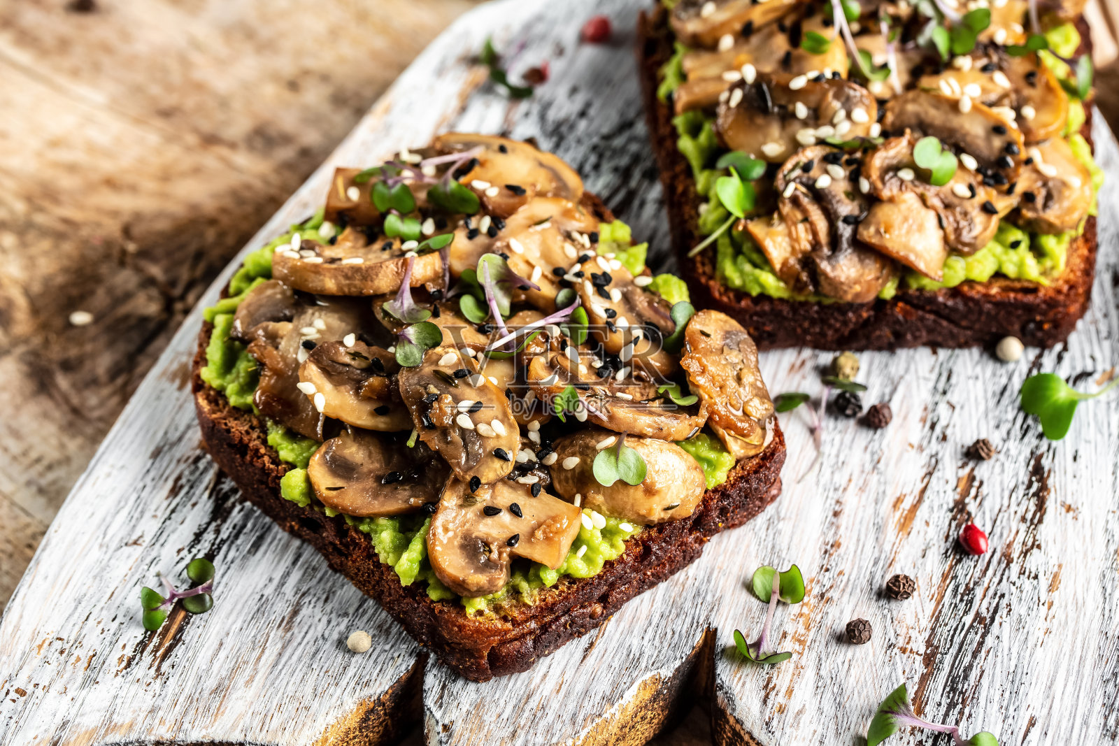 鳄梨和蘑菇三明治。素食。素食菜单。食品配方的背景。放置文本，俯视图照片摄影图片