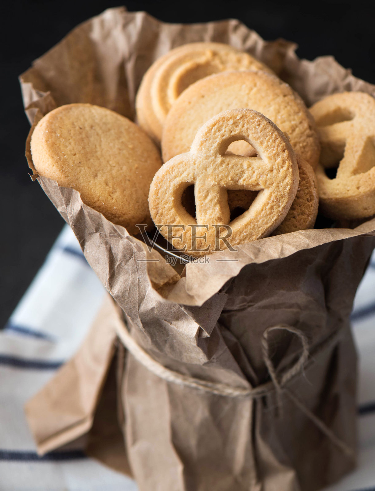 自制不同形状的脆饼糖曲奇。圣诞情绪的主题照片摄影图片