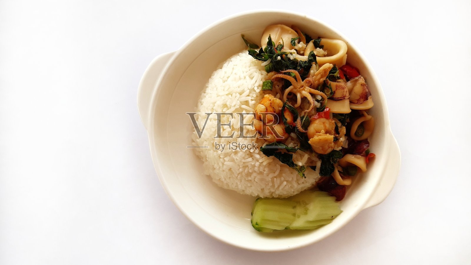 泰式罗勒炒虾仁鱿鱼饭。泰国菜。照片摄影图片