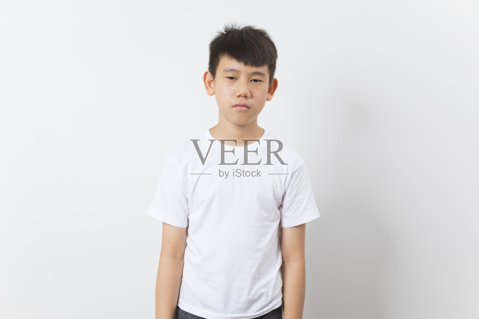 穿着白色t恤的亚洲小孩站着思考照片摄影图片