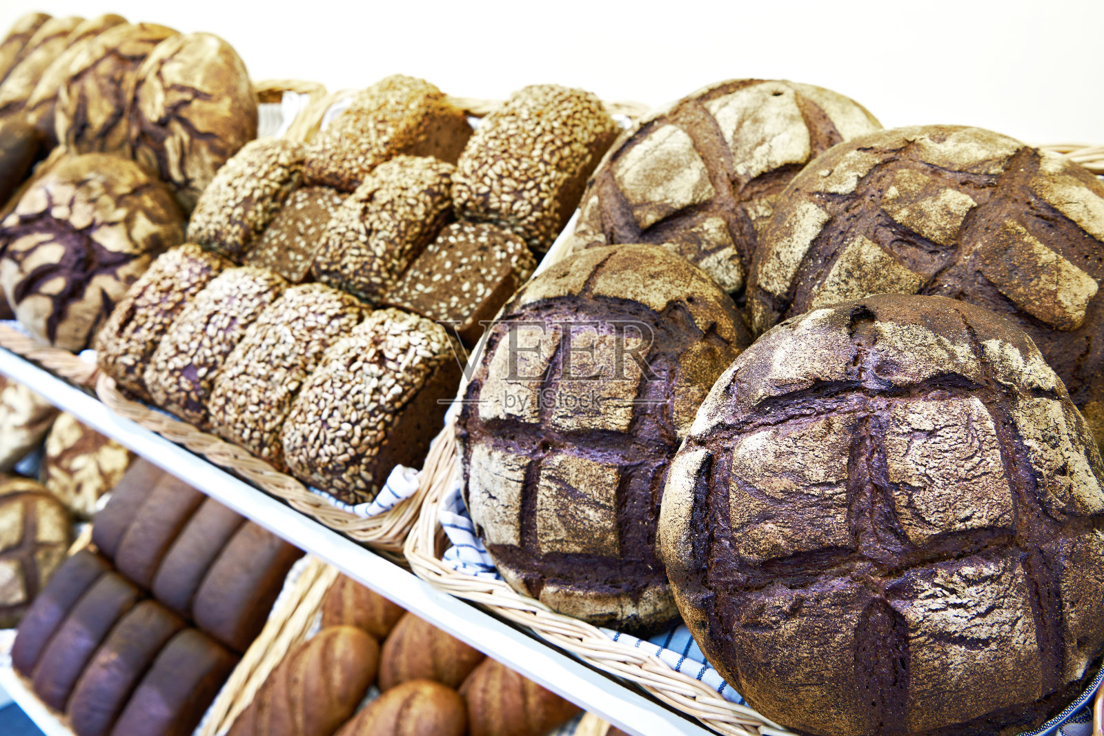 面包店里的新鲜面包和糕点照片摄影图片