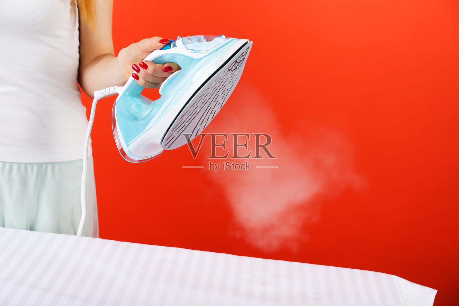 手持蒸笼熨斗照片摄影图片