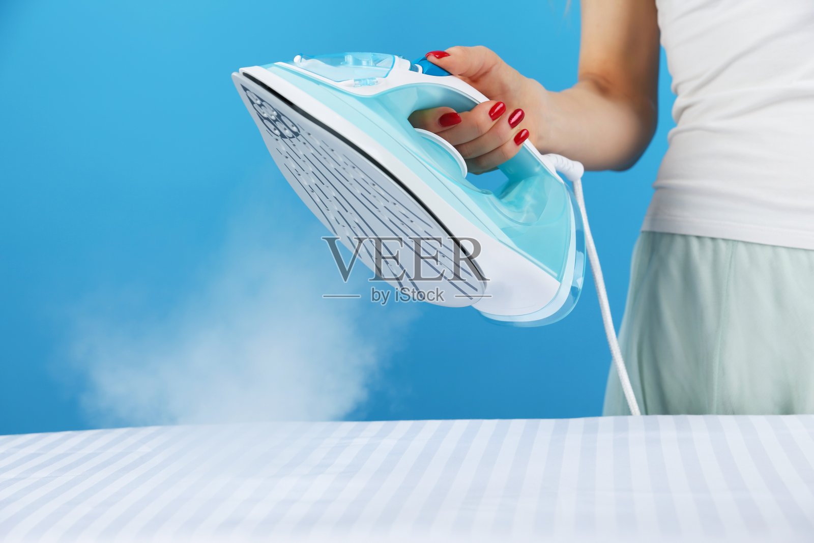 手持蒸笼熨斗照片摄影图片