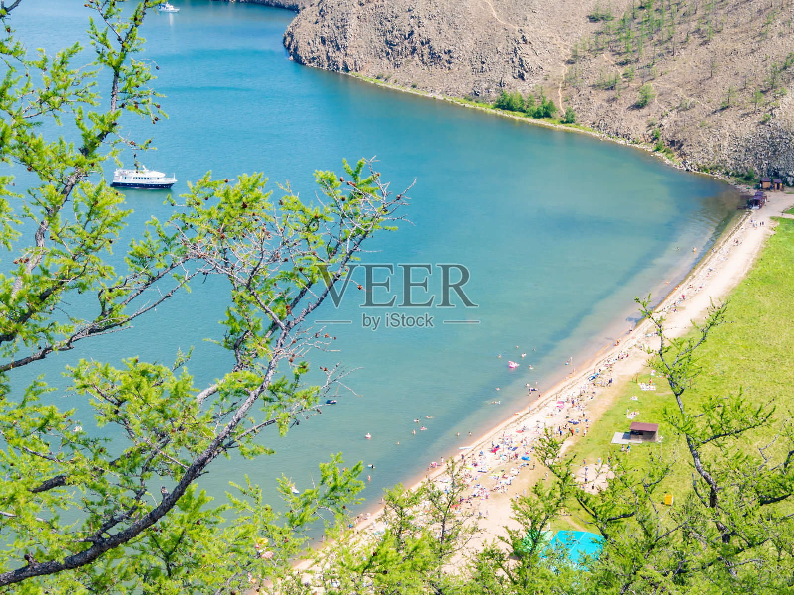 从悬崖俯瞰贝加尔湖。照片摄影图片