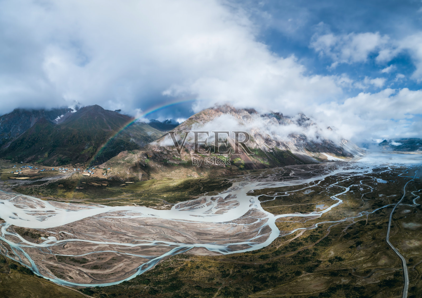 航拍西藏河流和峡谷的自然风光照片摄影图片