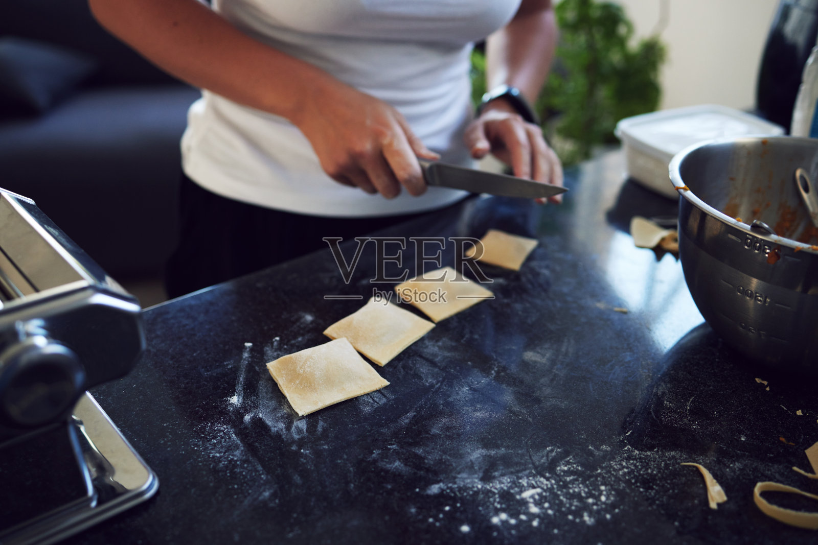 一谈到烹饪她就很机灵照片摄影图片