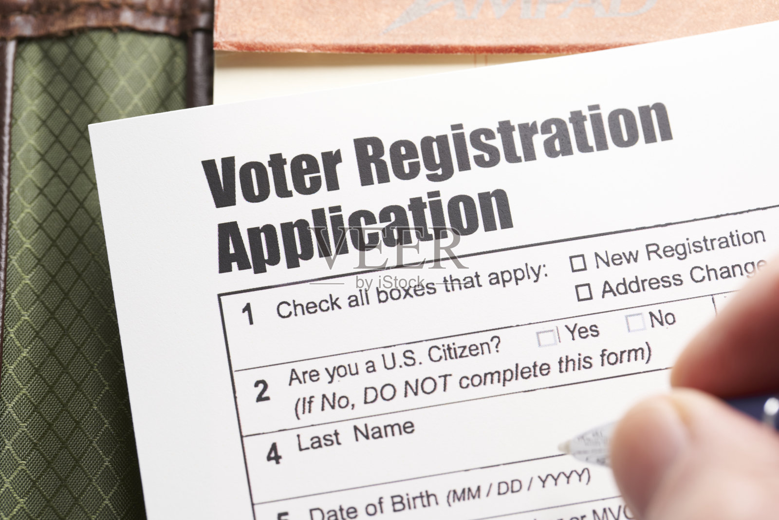 选民登记申请文件及手提笔照片摄影图片