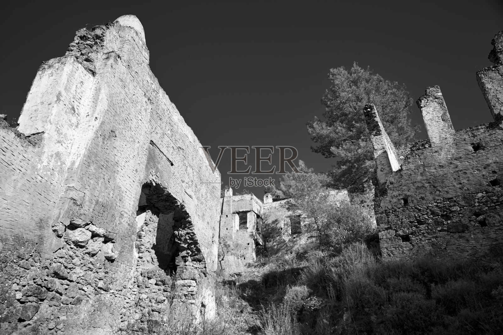 希腊鬼村Kayakoy山坡上的古老废墟照片摄影图片