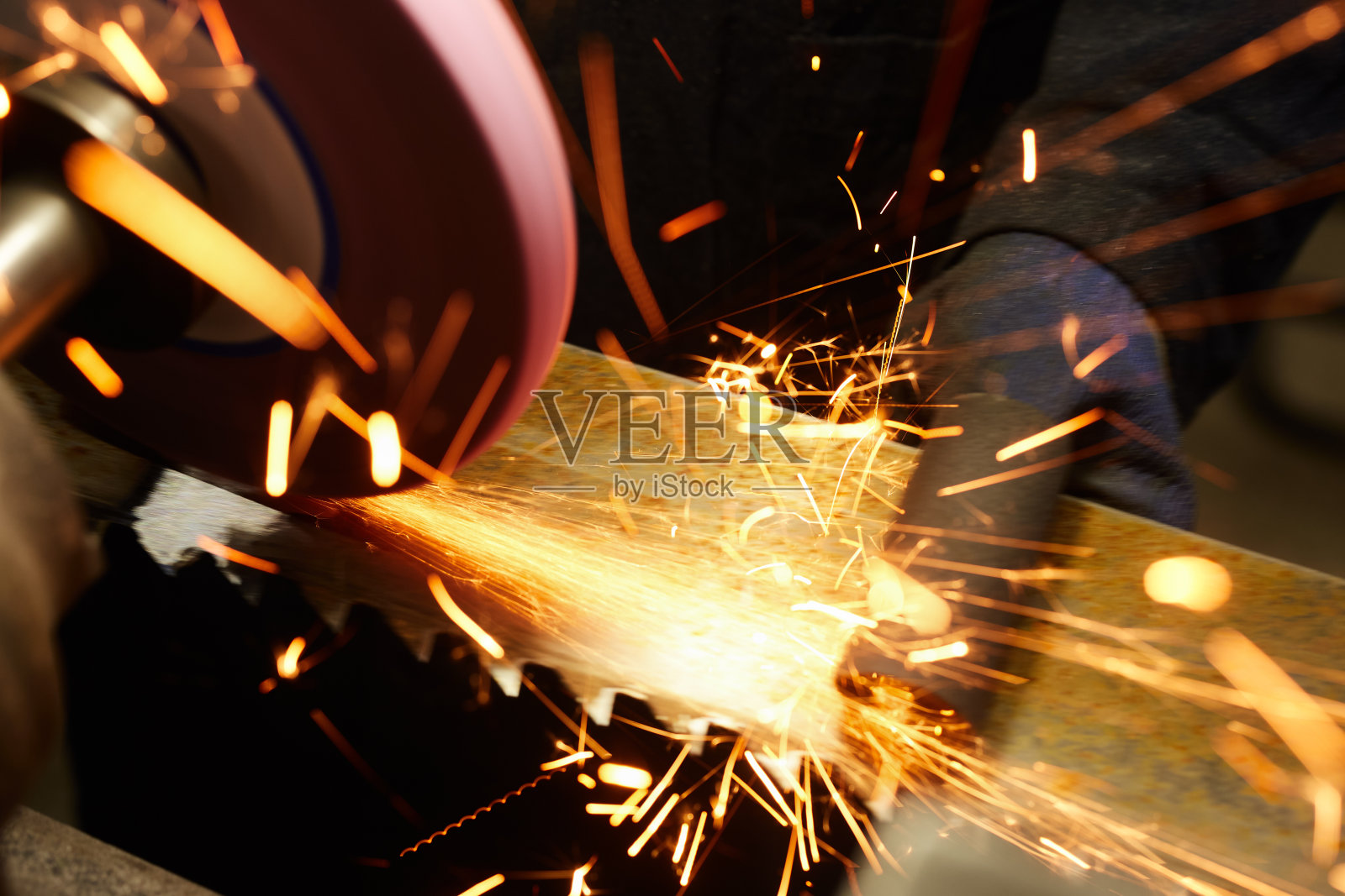 锯制造车间的打磨工艺火花照片摄影图片