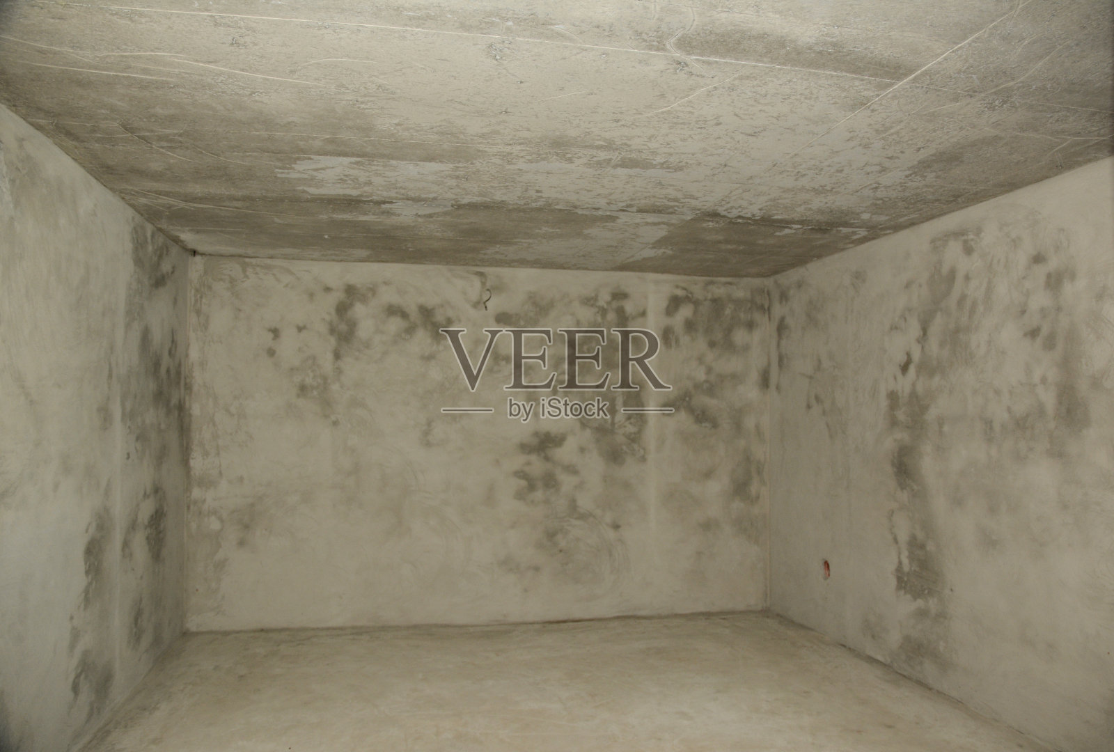 一个空的混凝土渲染的地下地下室，地下室，防空洞或核沉降掩体。照片摄影图片