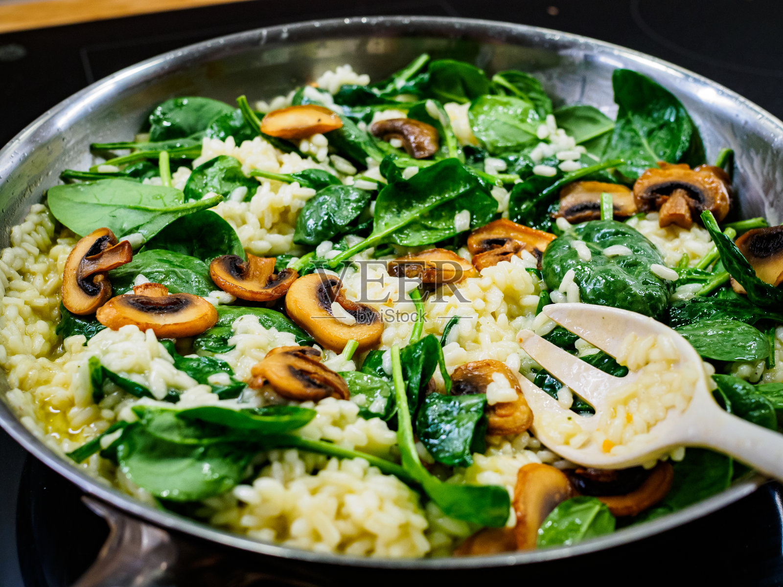 用平底锅煮意大利调味饭照片摄影图片