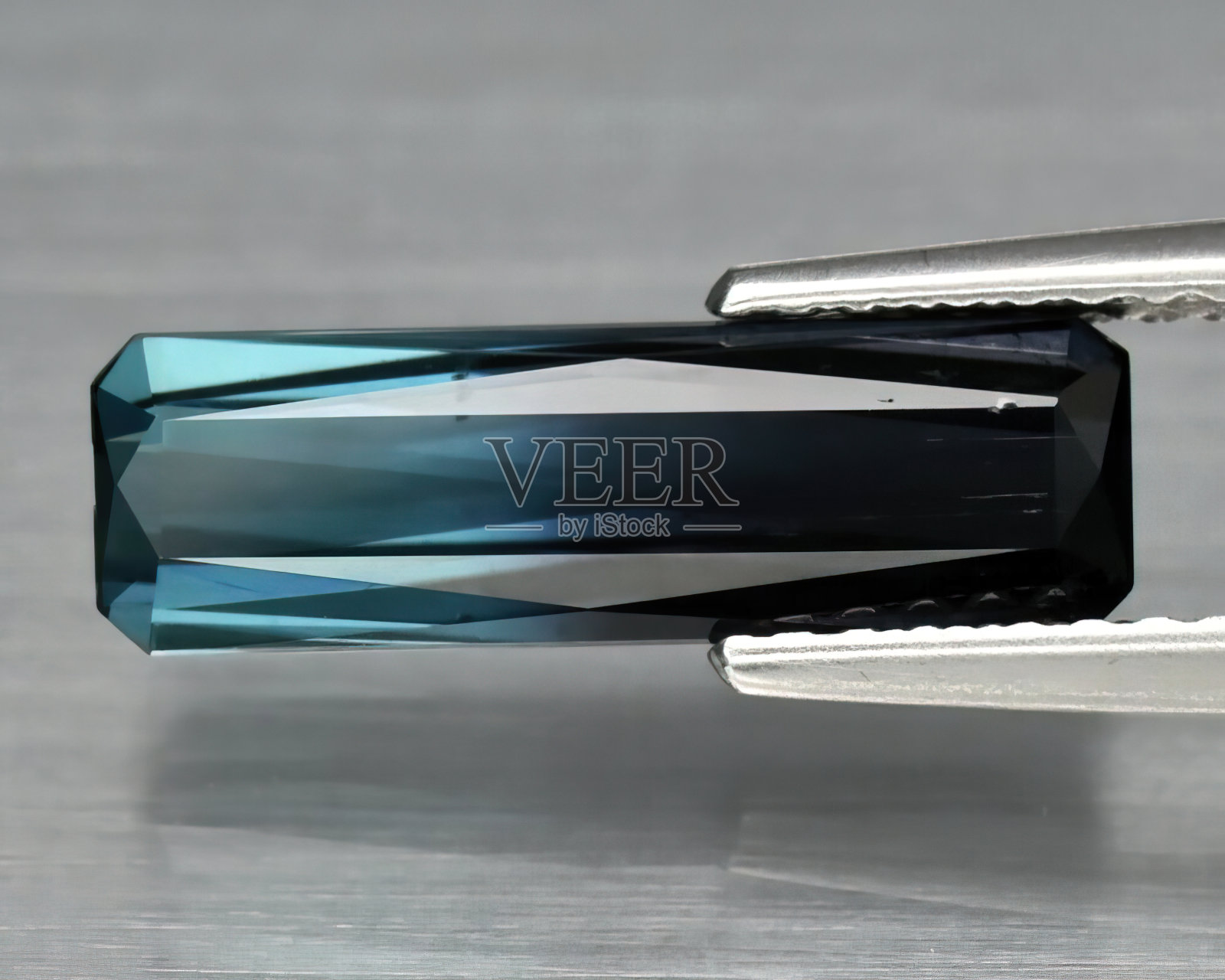 背景上的天然宝石双色电气石矩形双色电气石照片摄影图片