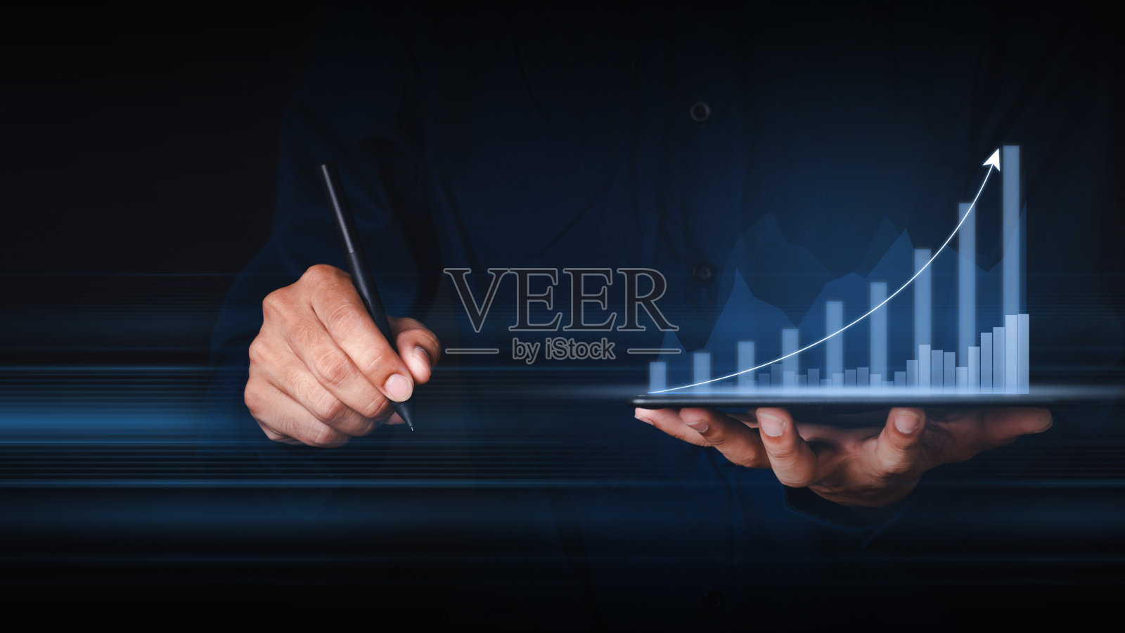 商人手用图形指示器显示股票上涨迹象的股票图表。利率金融和抵押贷款利率概念。照片摄影图片