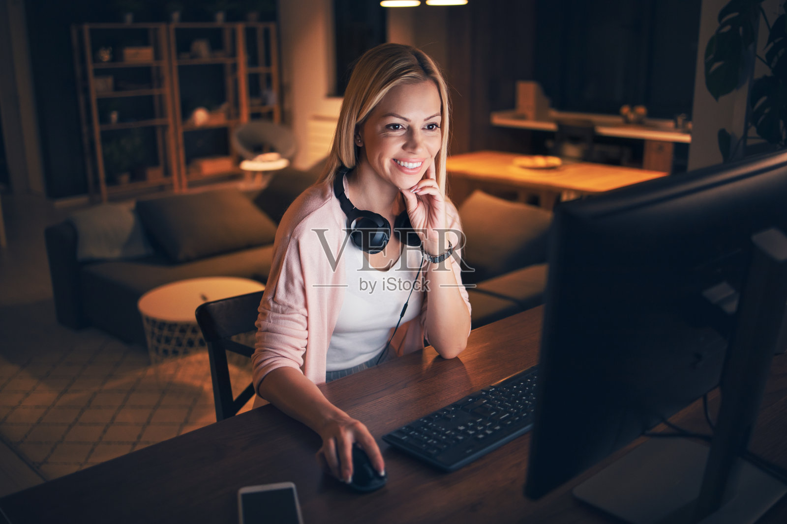 有野心的女人在晚上工作照片摄影图片