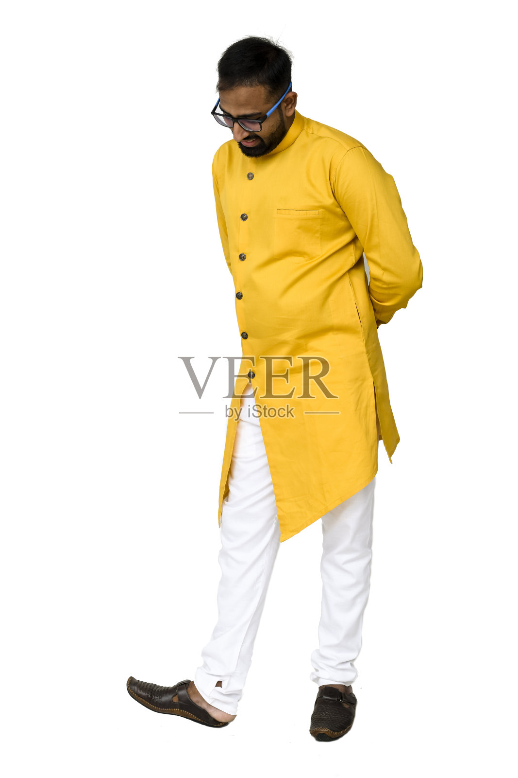 男人在看他的鞋子照片摄影图片