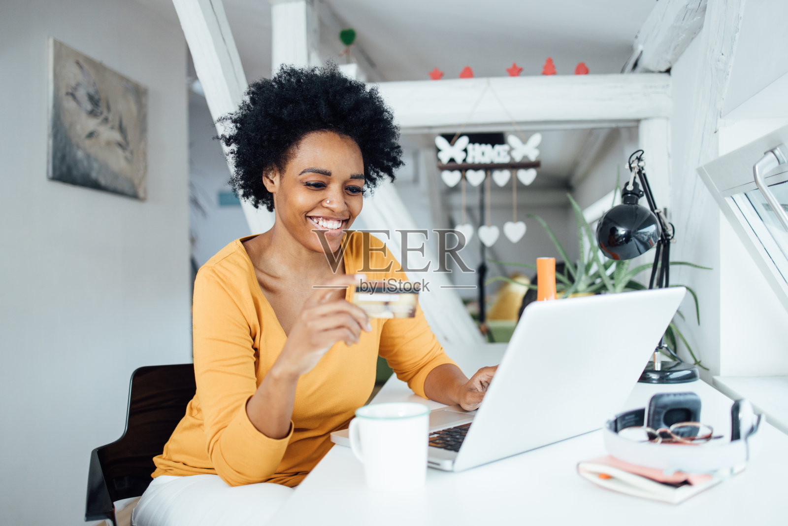 一位非裔美国妇女在家办公时在网上购物照片摄影图片