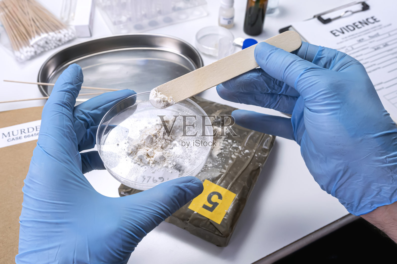 专门的警察在犯罪实验室的培养皿里检查毒品，概念图像照片摄影图片