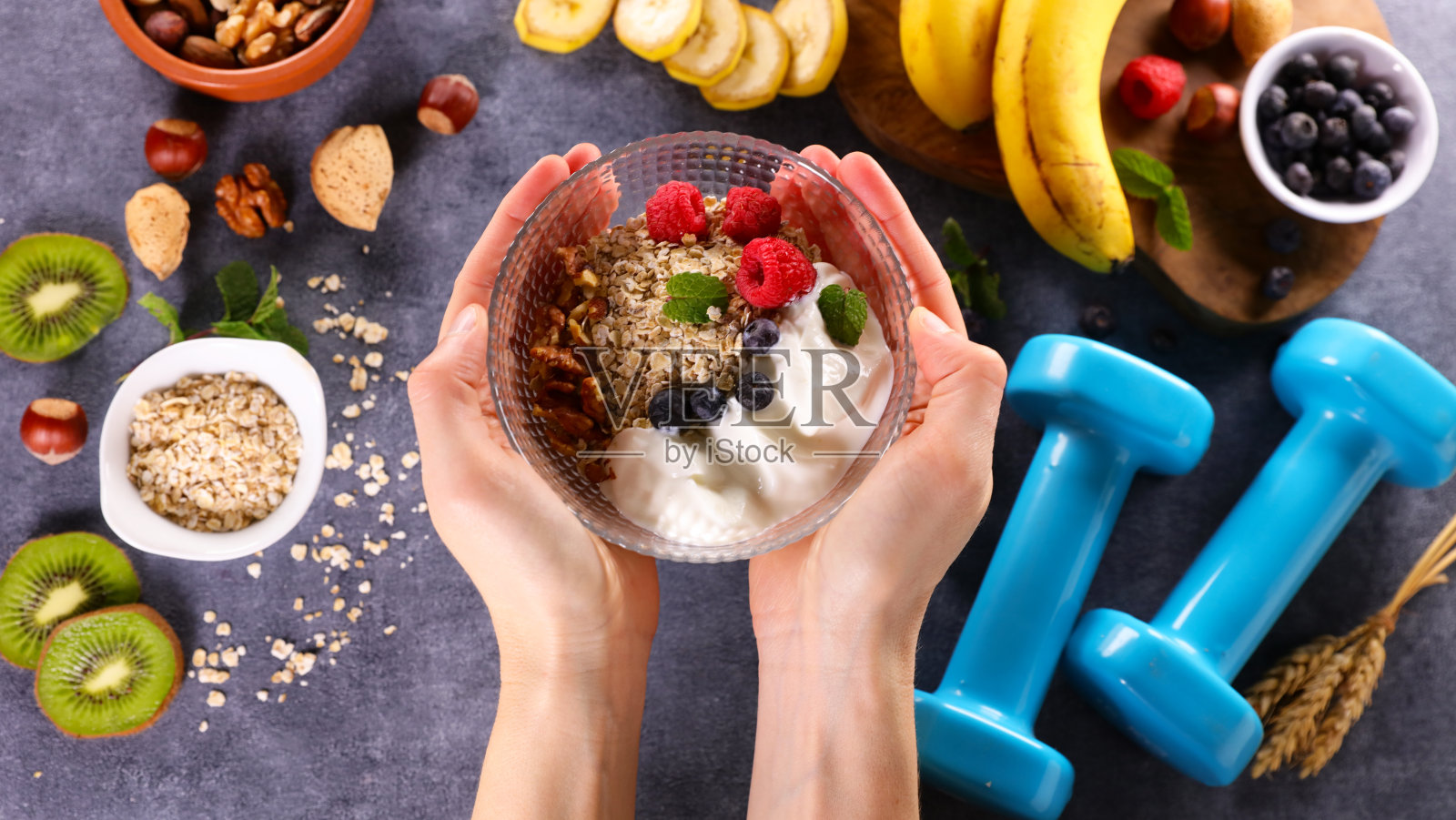 健康食品——含谷物、水果和哑铃的减肥食品照片摄影图片