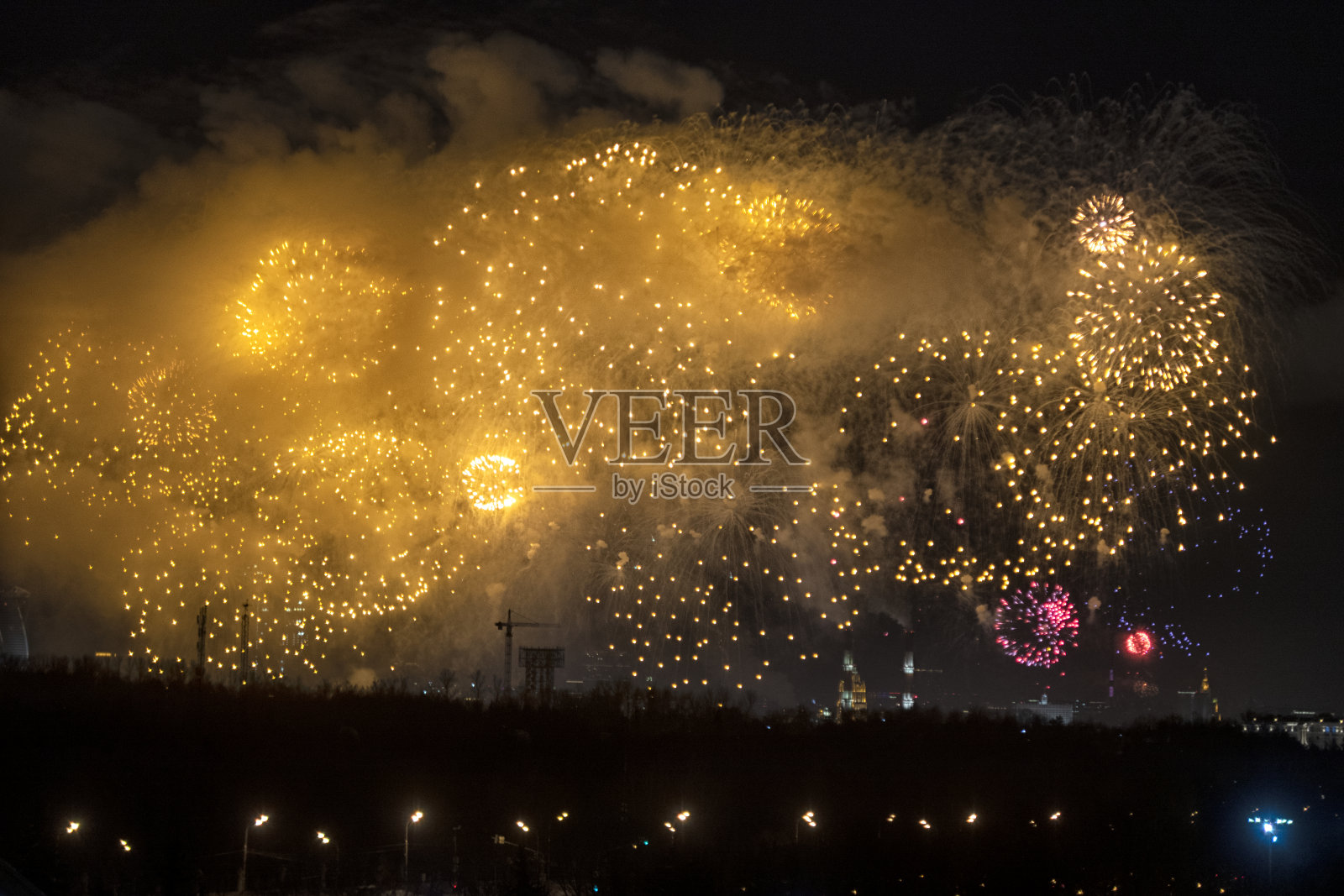 美丽的烟花在夜空中。照片摄影图片