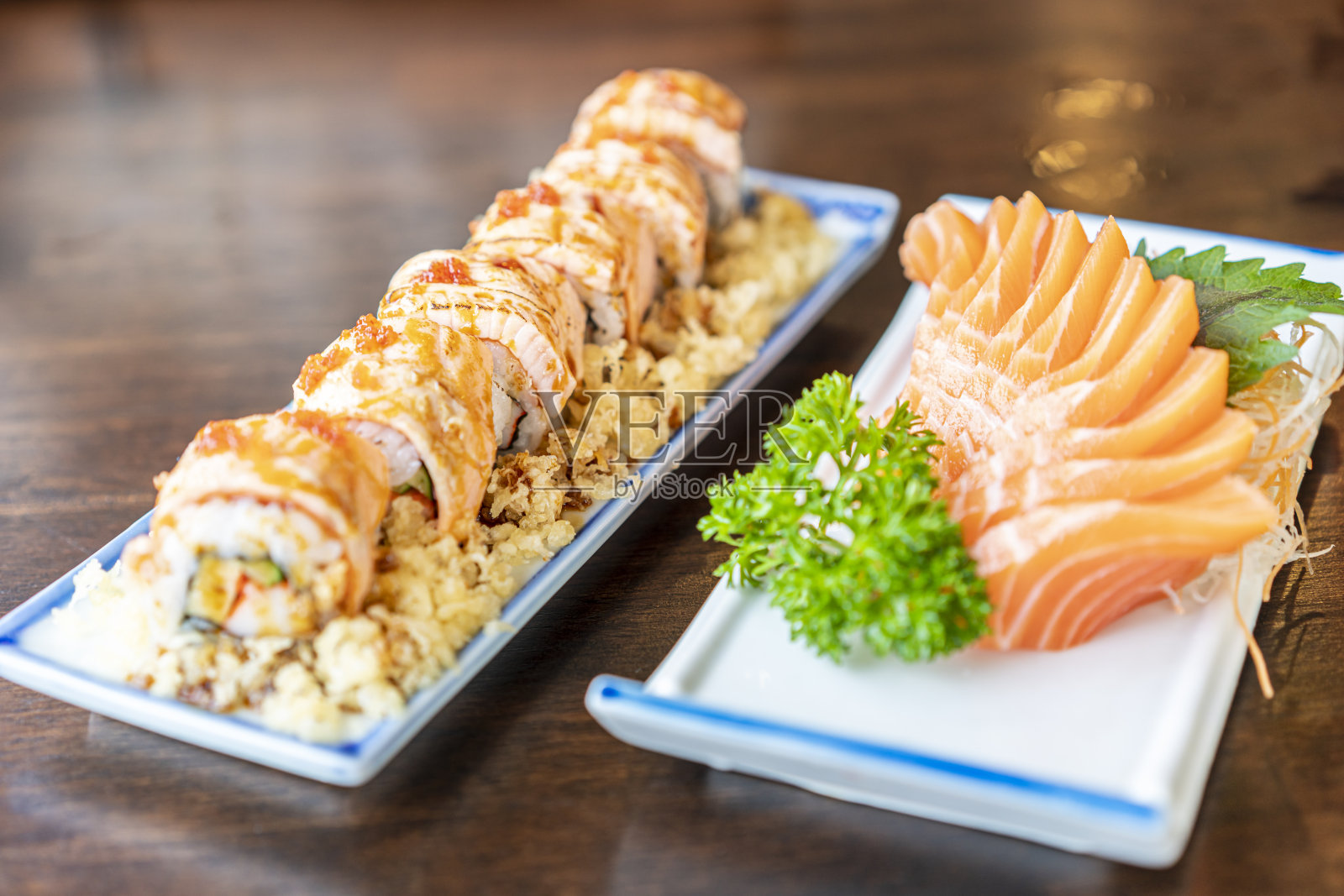 日本餐馆里装在漂亮盘子里的日本食物。照片摄影图片
