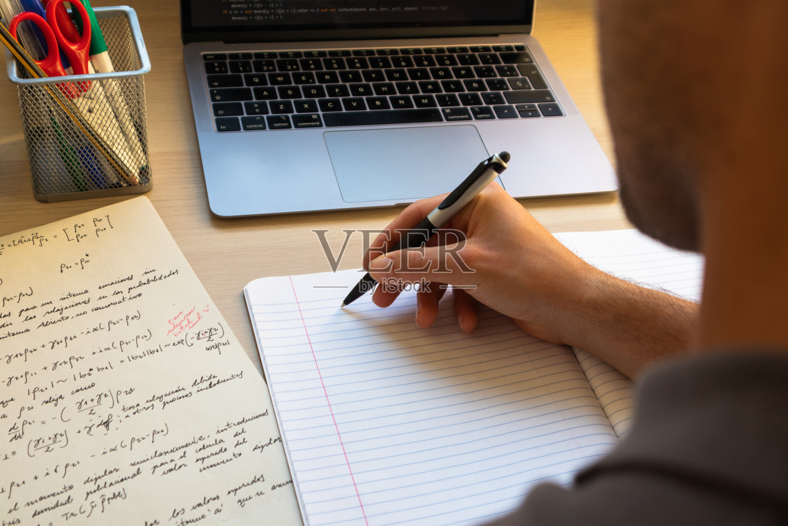 俯视图高中或大学学生学习和书写在一个笔记本电脑的桌子上照片摄影图片