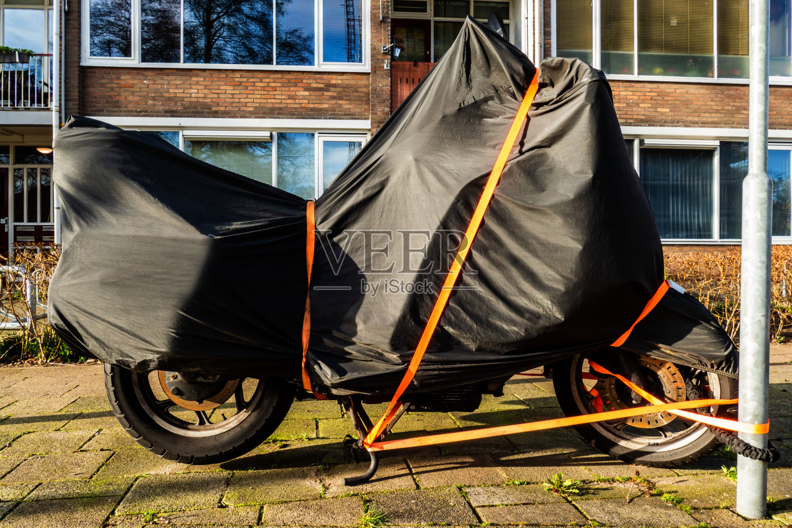 摩托车黑色封面与橙色带子照片摄影图片