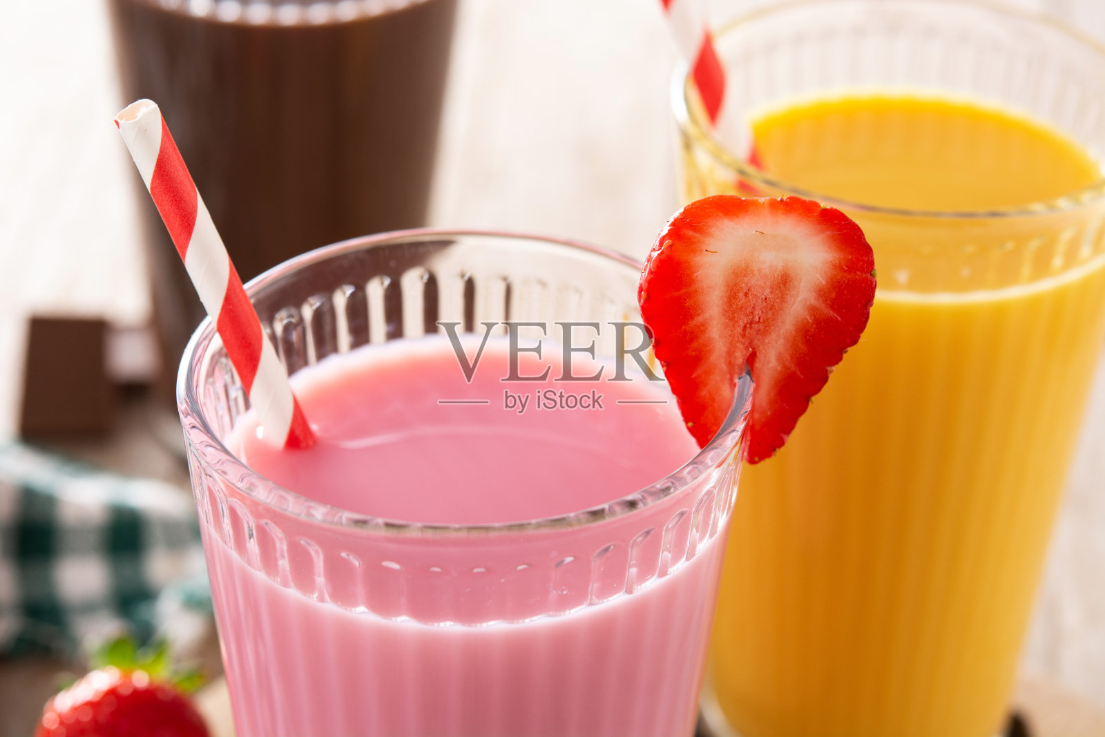 巧克力、草莓和香草奶昔照片摄影图片