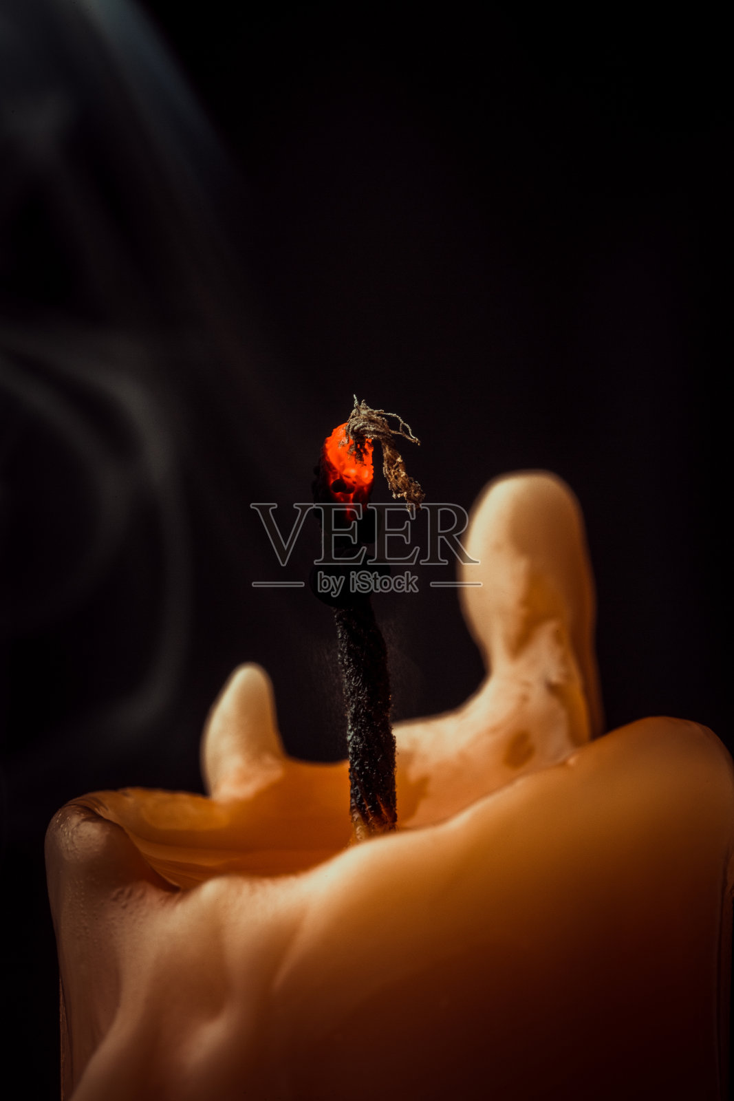 燃烧的蜡烛。照片摄影图片