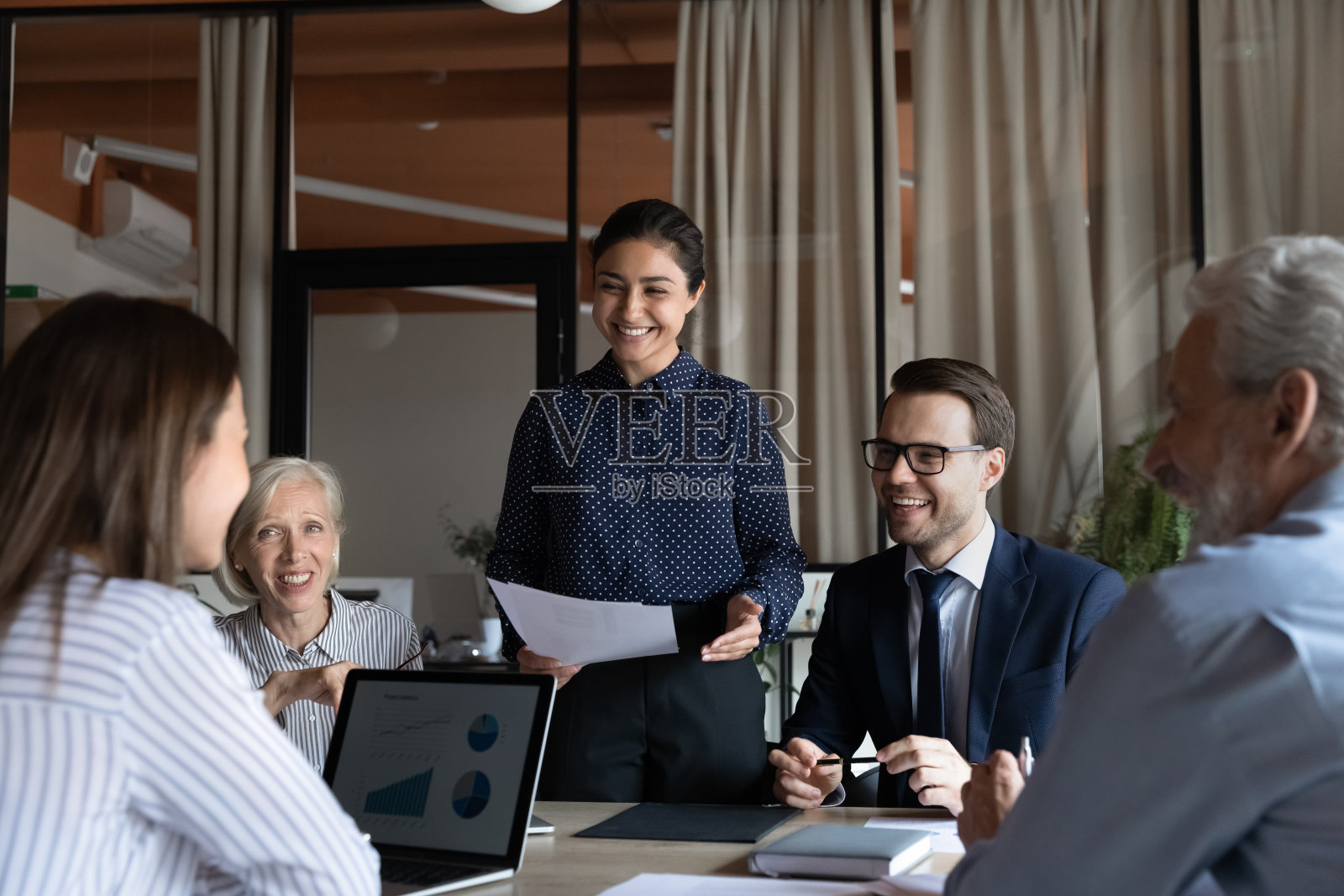 不同的员工微笑着在团队会议上讨论想法照片摄影图片