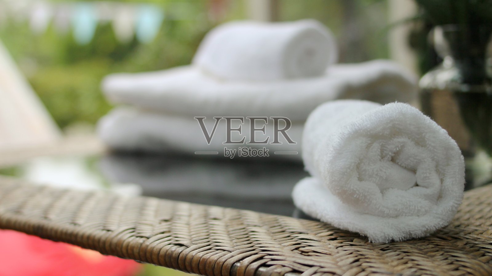 温泉配件，美丽的温泉构成，温泉放松的概念，草药按摩，美丽的树液设置在木桌上，用于营销产品照片摄影图片