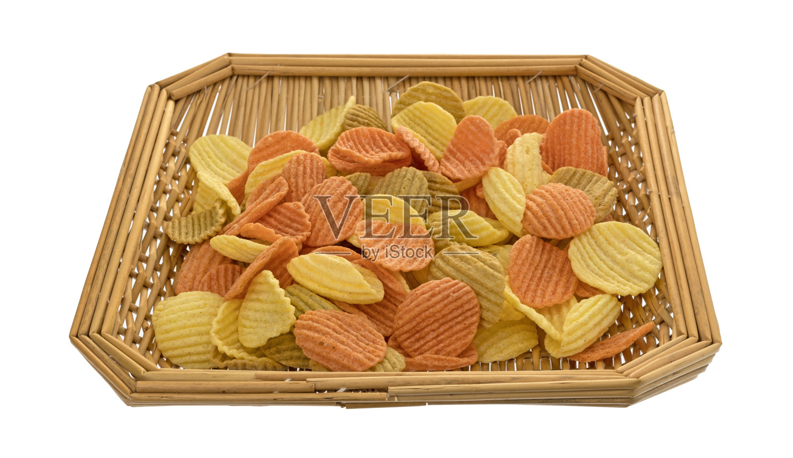 柳条篮子的蔬菜片在白色的背景照片摄影图片