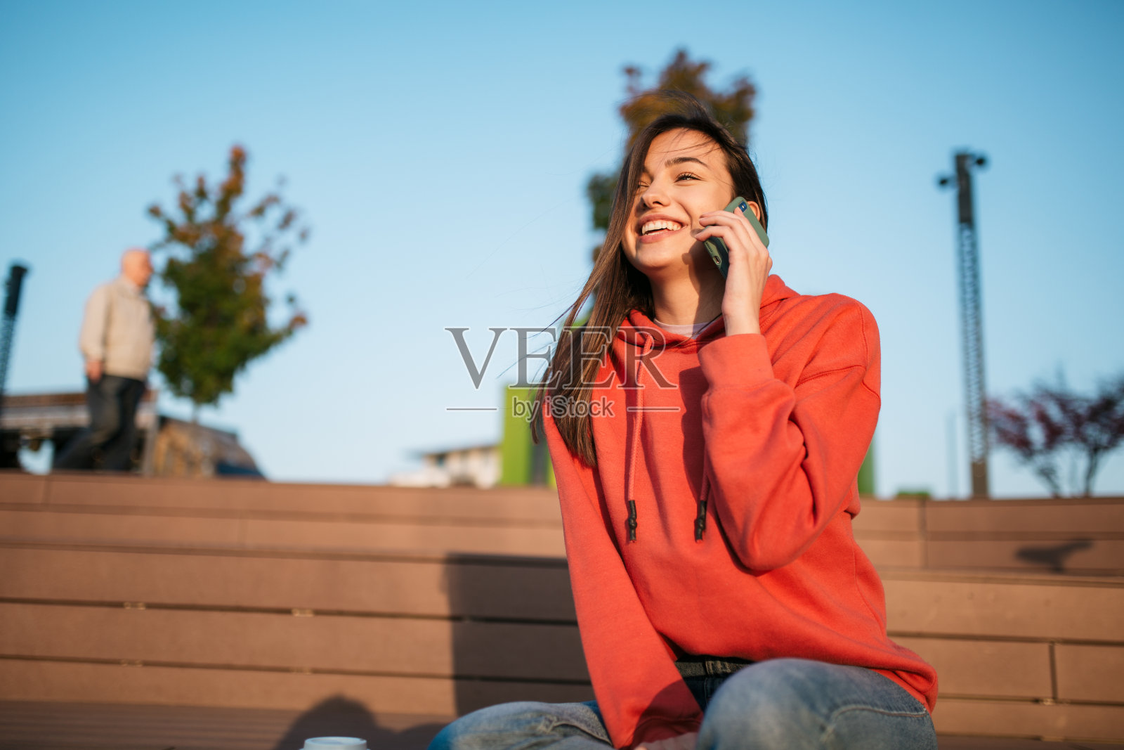 年轻漂亮的白人女人在用智能手机照片摄影图片