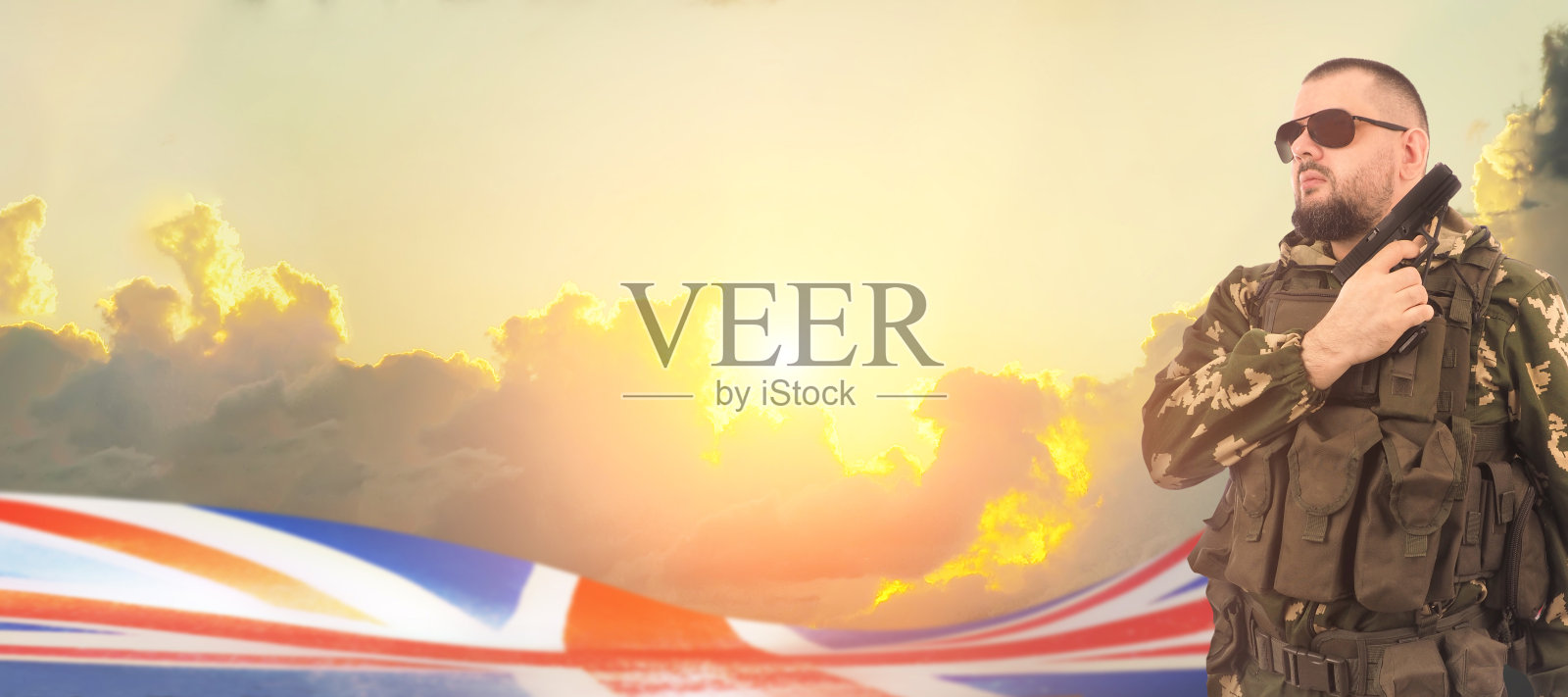 军人和英国国旗在日出的背景。概念国家假日，罂粟花日，纪念日。照片摄影图片