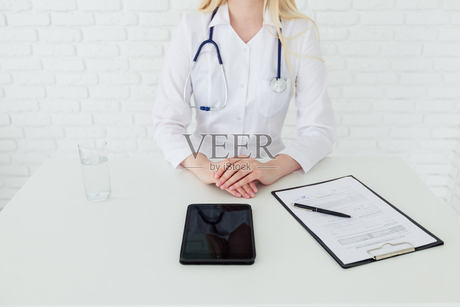 不认识的女医生在她的诊所指导病人照片摄影图片