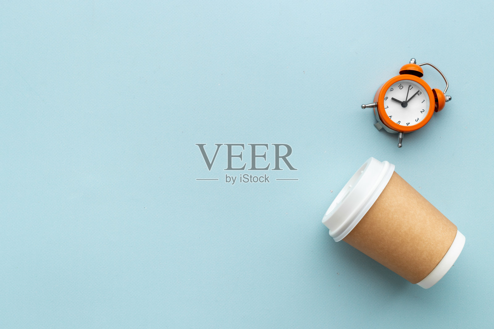 早上好，咖啡和闹钟。咖啡的概念照片摄影图片