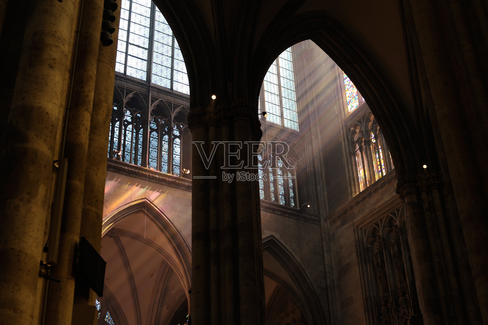 在德国法兰克福历史悠久的大教堂里，彩虹般的阳光透过彩色玻璃窗照耀着美丽的拱门建筑照片摄影图片