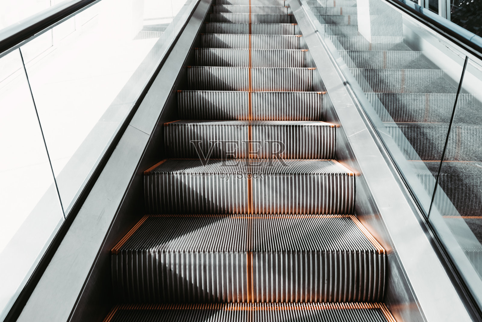 展览馆的楼梯电动扶梯，现代室内自动扶梯和商场的室内装饰。空的豪华楼梯自动扶梯，设施大楼的视角。照片摄影图片