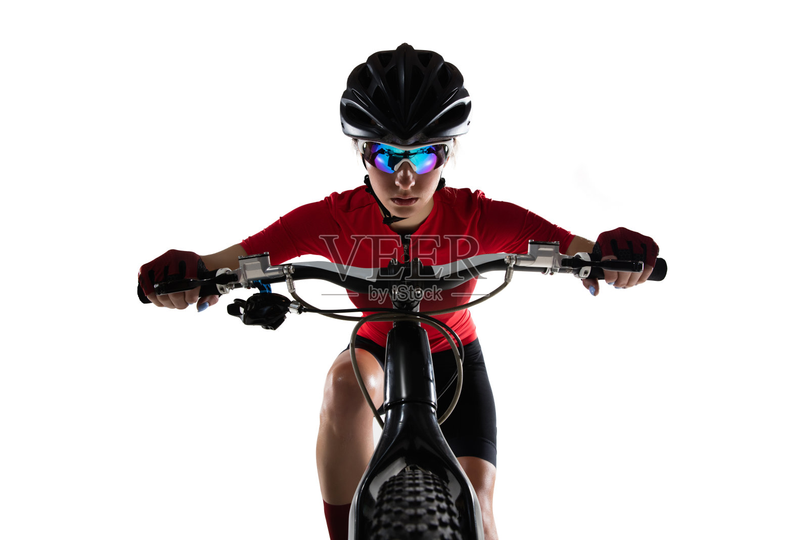 特写职业女自行车手在公路自行车孤立的白色背景。照片摄影图片