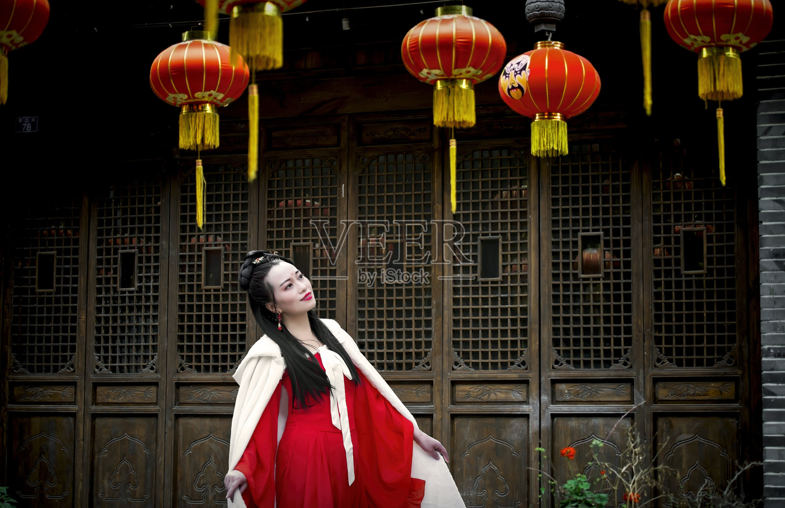 一位穿着中国古代服装的美丽女子照片摄影图片