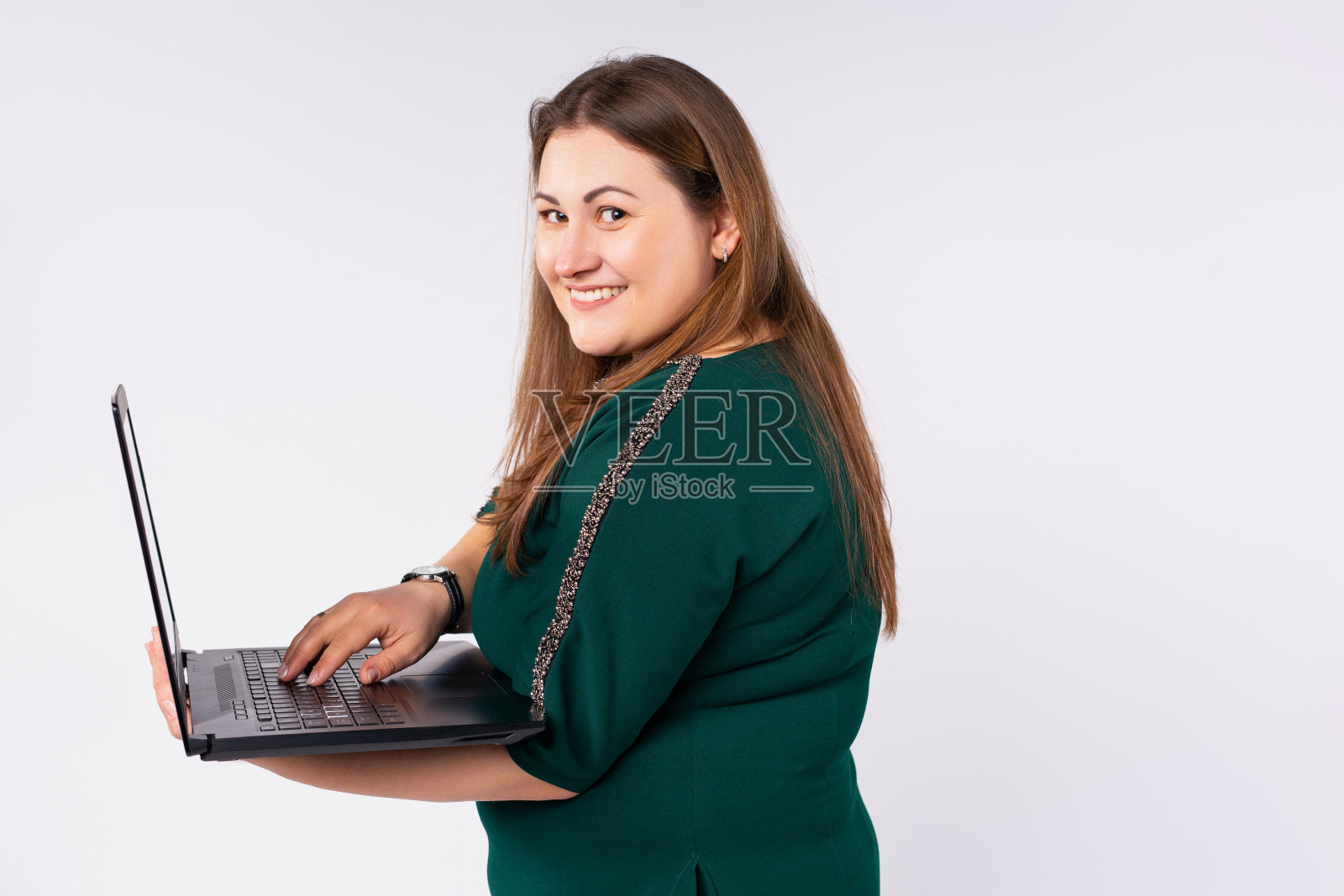 特写肖像加大尺寸，漂亮迷人的漂亮集中开朗的金发大女士。IT专家手持笔记本电脑孤立在明亮的灰色背景。照片摄影图片