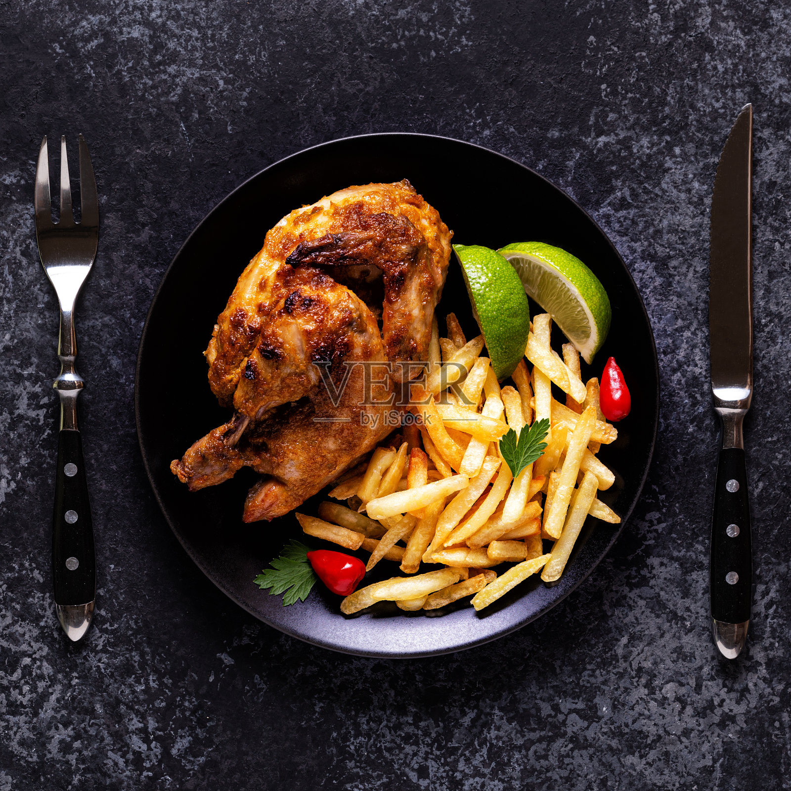 半烤鸡皮里皮里配炸薯条照片摄影图片