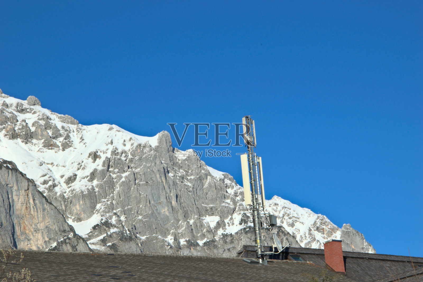 雪山前的无线电天线照片摄影图片