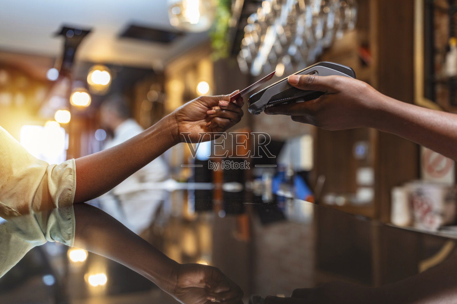 一个女人在酒吧用手机付款照片摄影图片