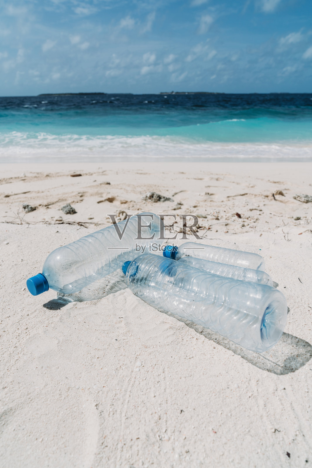 海滩上的废弃塑料瓶照片摄影图片