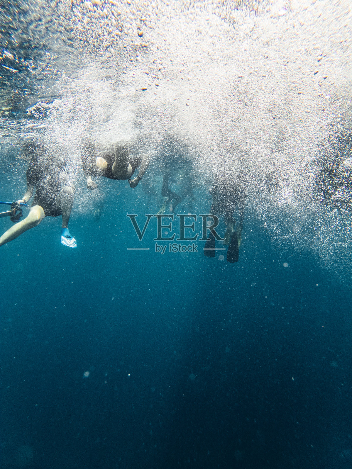 许多浮潜者一起在海洋-水下的观点照片摄影图片