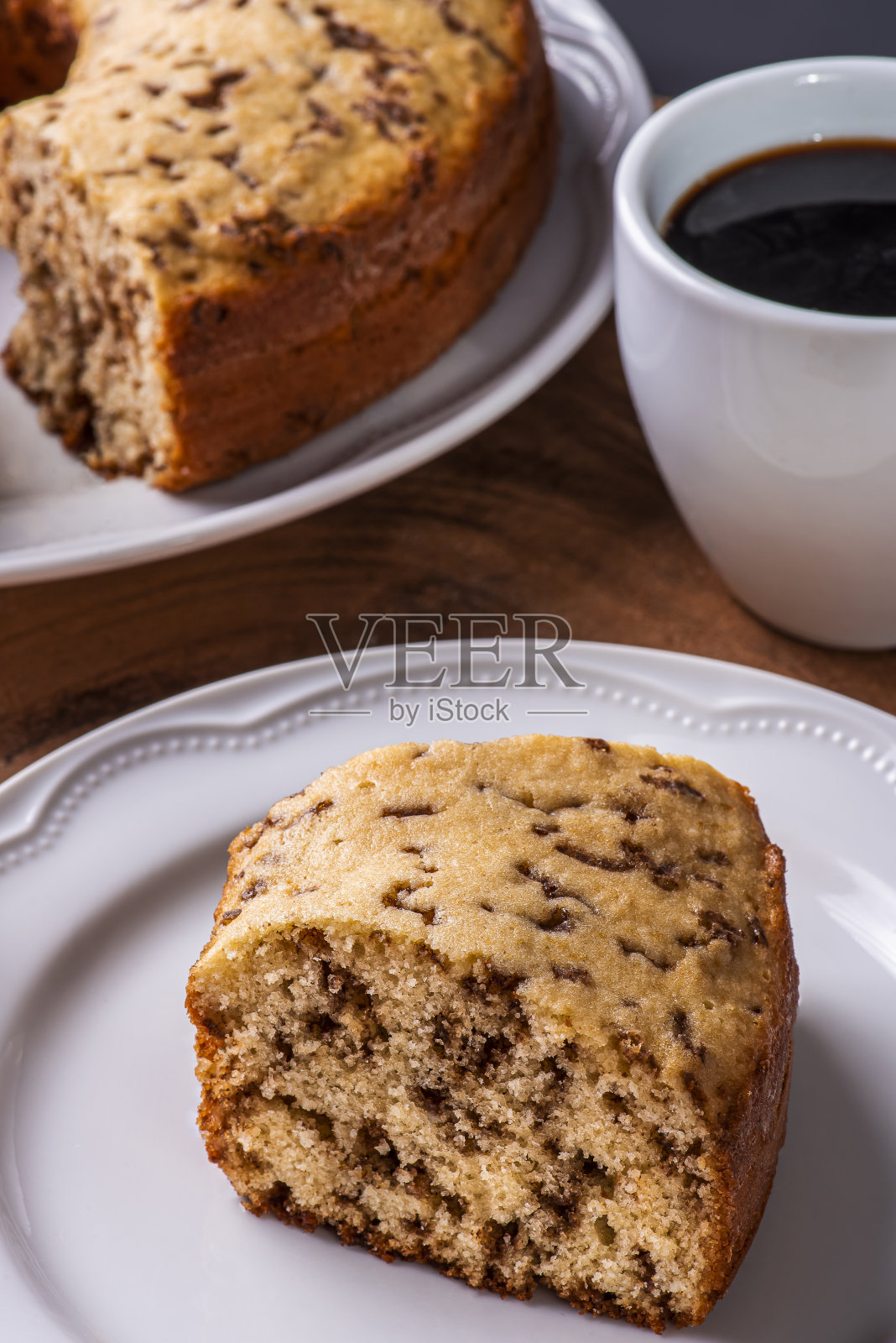 传统的巴西蛋糕，叫做Bolo Formigueiro。香草蛋糕加上巧克力屑。照片摄影图片