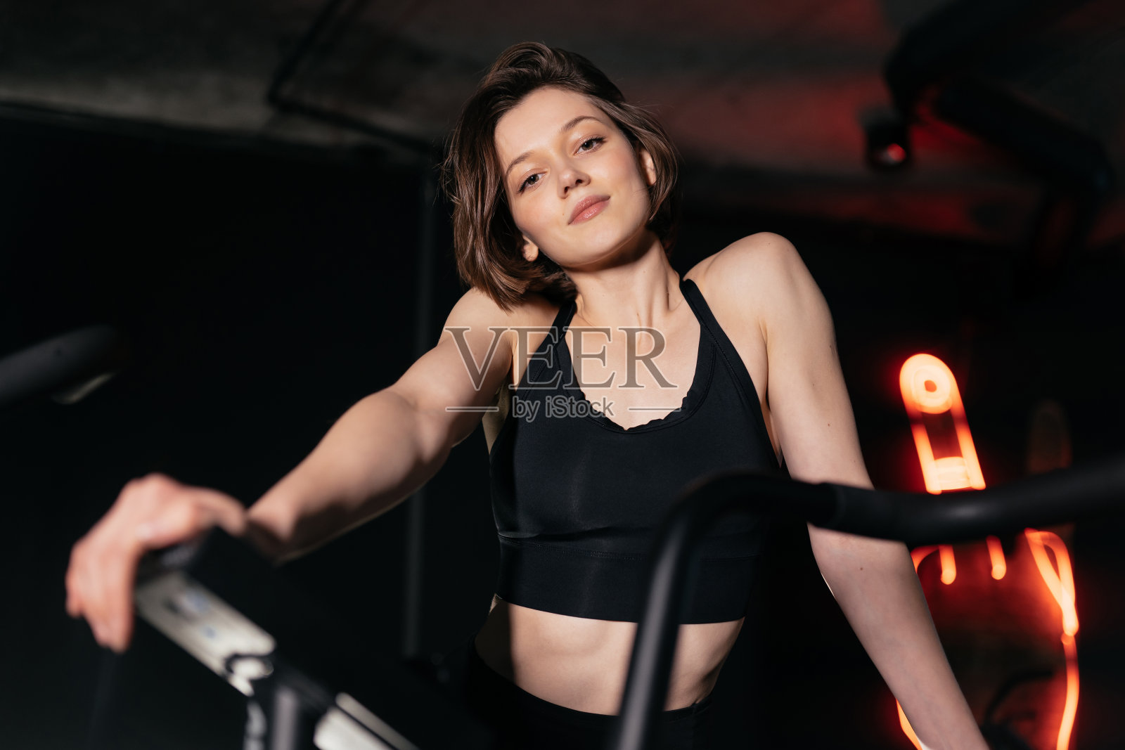 年轻女子在健身房里，女孩在健身房里。照片摄影图片